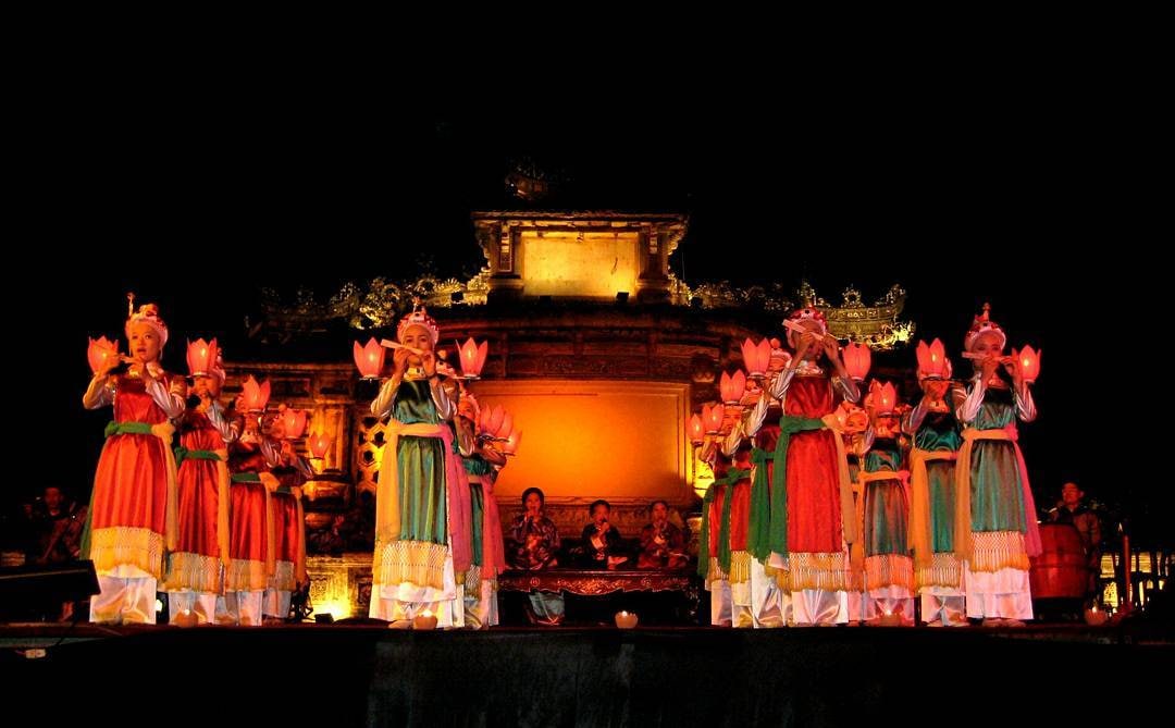 Often accompanied by traditional instruments like dan tranh or trong com